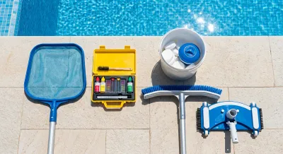 Kit d'entretien piscine avec épuisette, testeur et produits