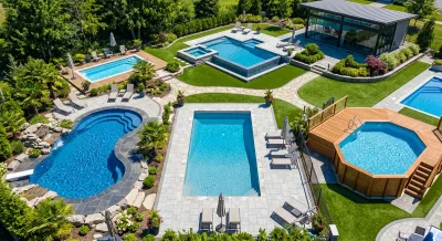 Différents types de piscines vus du ciel